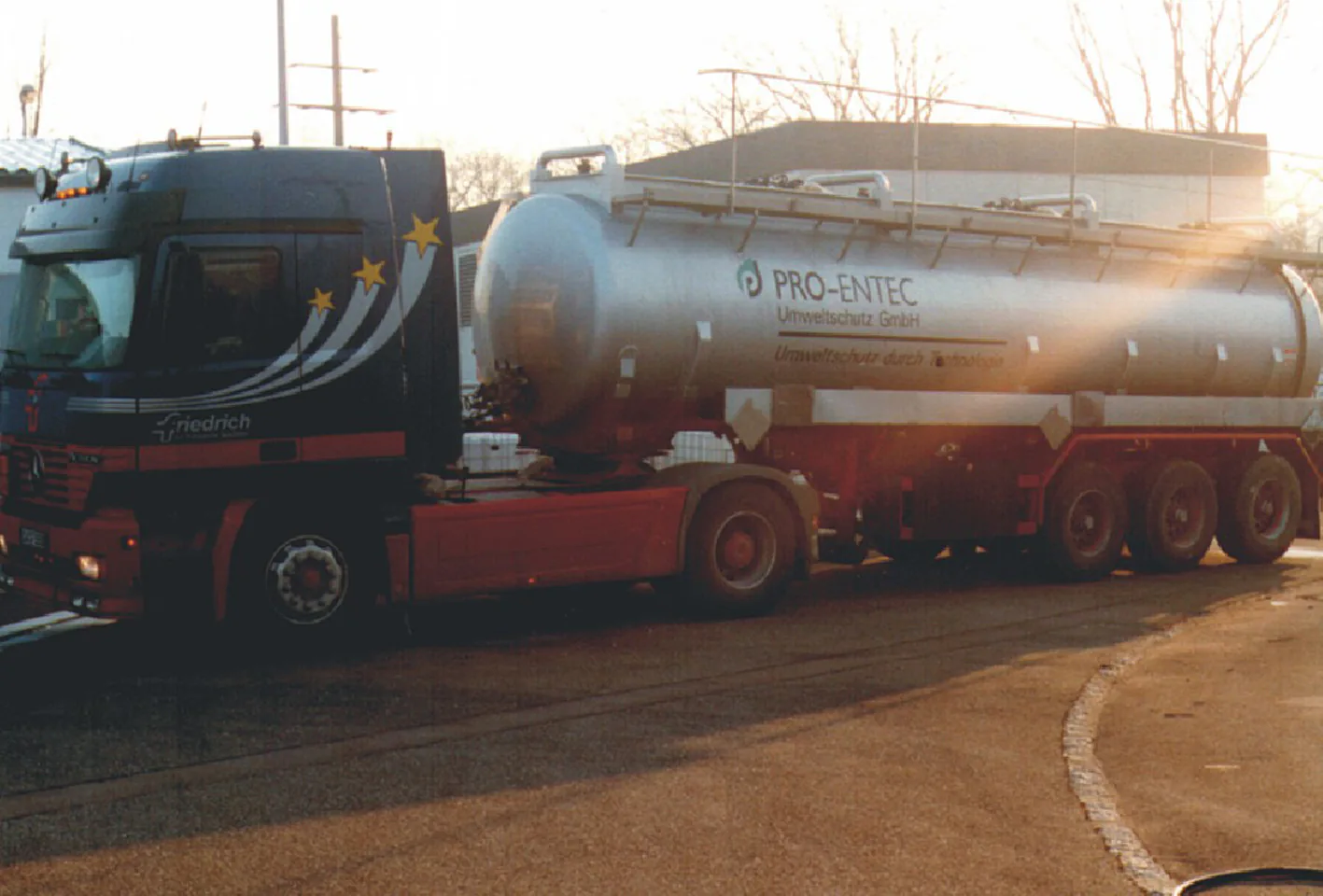 Silberner Tankwagen mit der Aufschrift PRO-ENTEC Umweltschutz GmbH